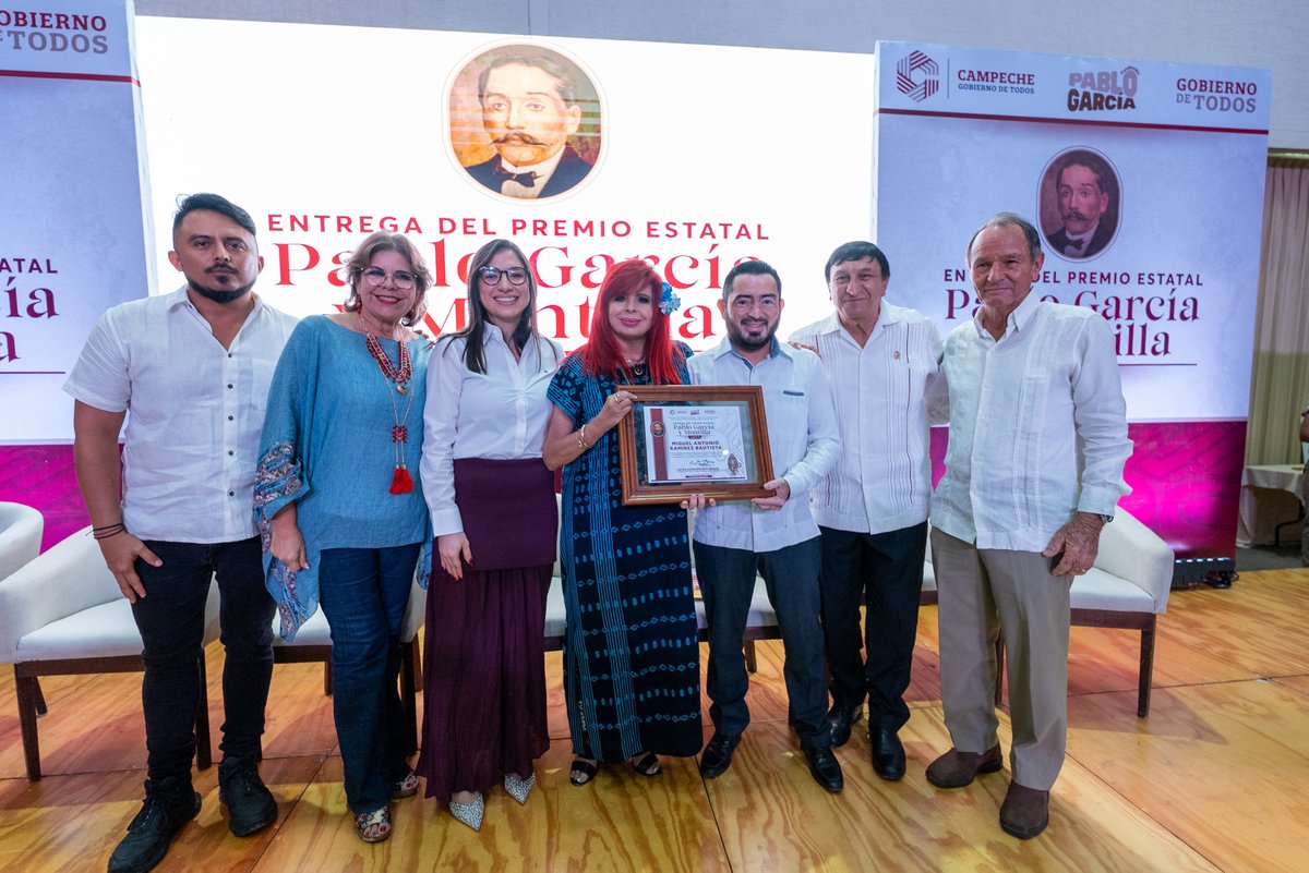 LaydaSansores's tweet photo. Hoy entregamos el Premio Estatal Pablo García y Montilla 2025, junto a @jamilemoguel, al maestro Miguel Antonio Ramírez Bautista. 

Celebramos su trayectoria como formador de generaciones y ejemplo de compromiso con la educación campechana.

Los jóvenes son nuestra motivación, nuestro futuro, la esperanza de este país.
Serán los mejores vigilantes de la honestidad, porque llegan con una nueva fe a construir un nuevo México y un nuevo Campeche.

Cuando vemos a tantos jóvenes valiosos, sabemos que hay antorchas iluminando los caminos del estado.

No se cansen, sobrinos, de crear, de reinventarse, de soñar!