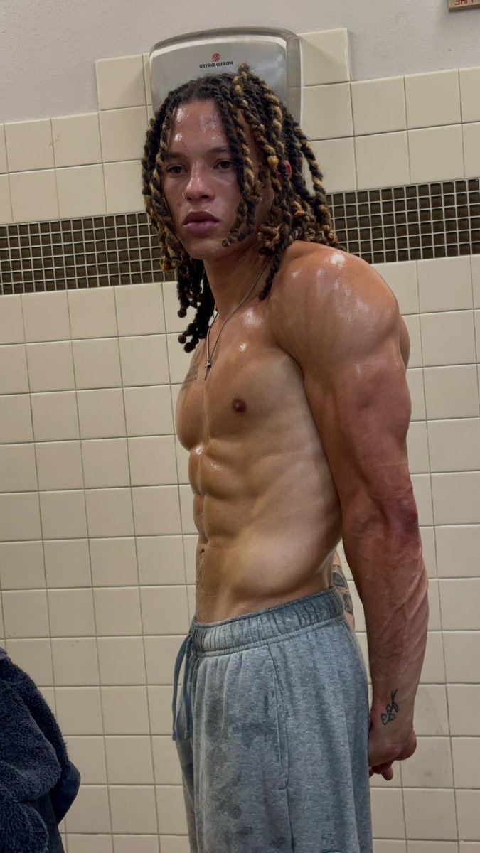 sliceofJ__'s tweet photo. Go gym 💪🏾 https://t.co/MmclbH3M6C