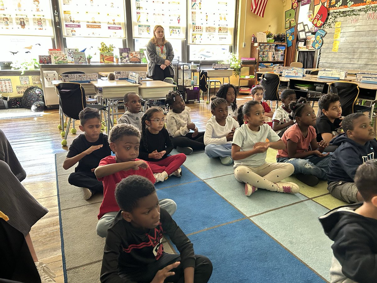 MrsKroom2's tweet photo. 1K enjoyed some meditation with Monkey to refocus and get ready for our reading centers.  Thanks Moovlee for great videos!  @WeAreHTSD @HTSD_Greenwood @Moovlee https://t.co/Du7PhOQVqe