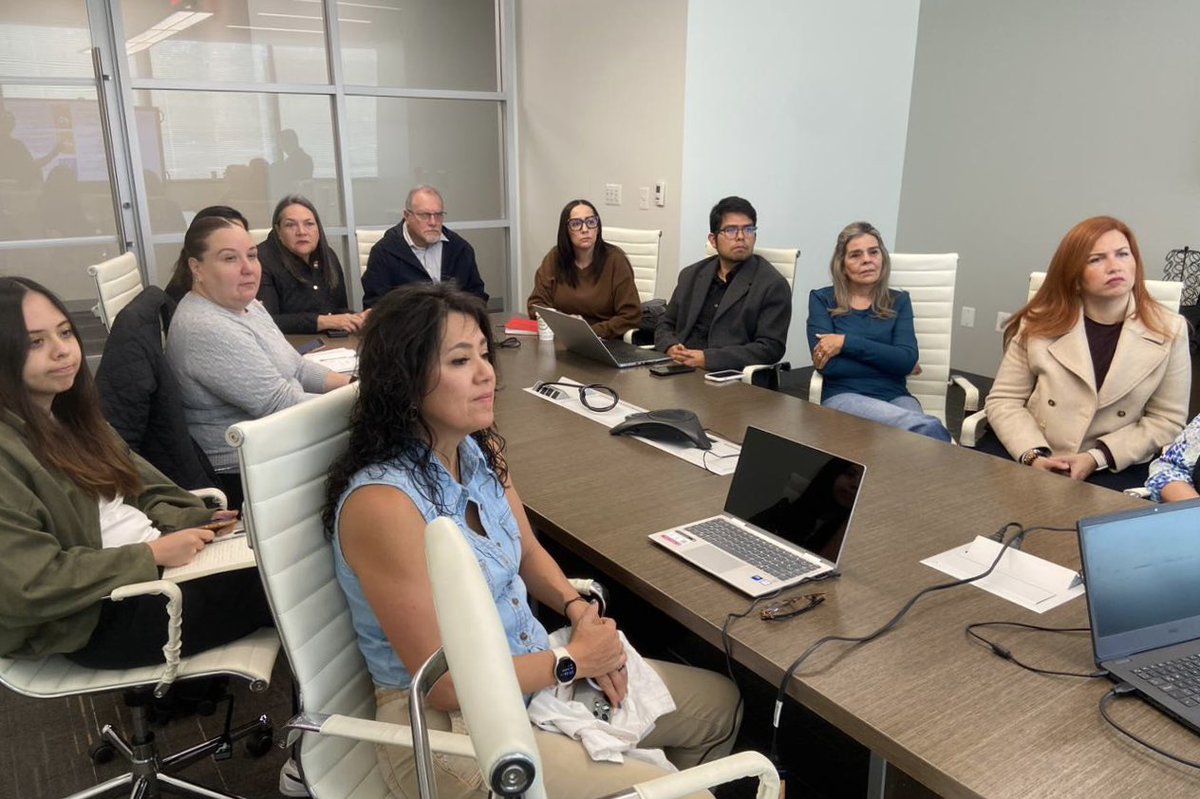 CEDHJ's tweet photo. 🤝✨Las alianzas fortalecen la protección de los derechos humanos.
A través de la organización Te Protejo México, integrante de la red mundial #INHOPE, se realizó una reunión de trabajo en colaboración con instituciones federales y estatales, en la que participó la presidenta de la #CEDHJ, Luz del Carmen Godínez González.
🔘 Durante el encuentro, Eduardo Cruz Moguel, presidente del Consejo de Te Protejo México, presentó las acciones internacionales que se desarrollan en coordinación con INHOPE para combatir la ❌ explotación sexual infantil en línea y otros delitos digitales que vulneran los derechos de niñas, niños y adolescentes 🚨.
🔘Asimismo, el primer subinspector Elohim Hernández Morales, de la Secretaría de Seguridad y Protección Ciudadana, compartió información sobre los procesos de investigación cibernética de reportes de explotación sexual infantil que se realizan en el país.
🔘 La jornada, en la que participaron diversas autoridades, permitió el intercambio de experiencias y el fortalecimiento de la colaboración internacional, con el objetivo de avanzar en la protección digital de la niñez en México y en #Jalisco.