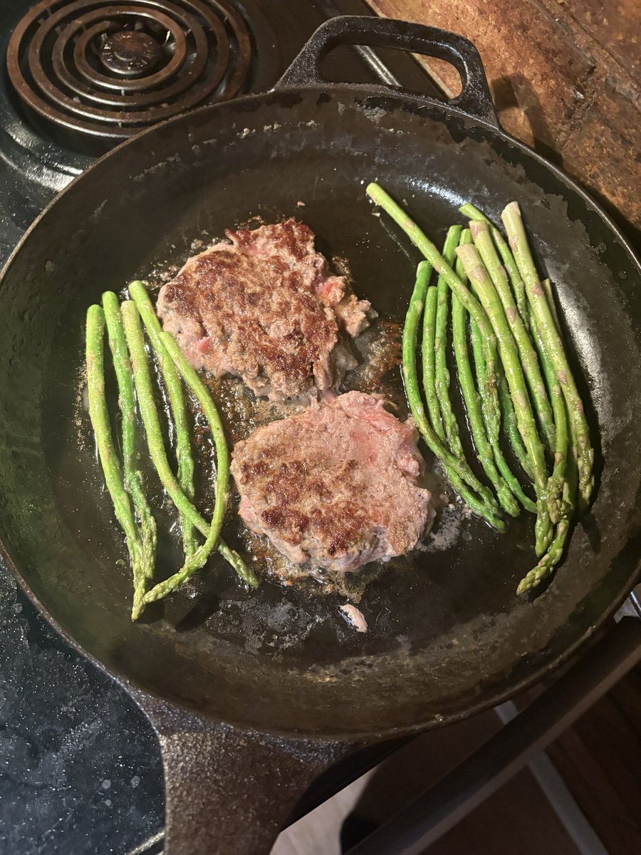 dav1dstearns's tweet photo. #ChefChris is back with turkey burgers and asparagus https://t.co/kmfqto5dta