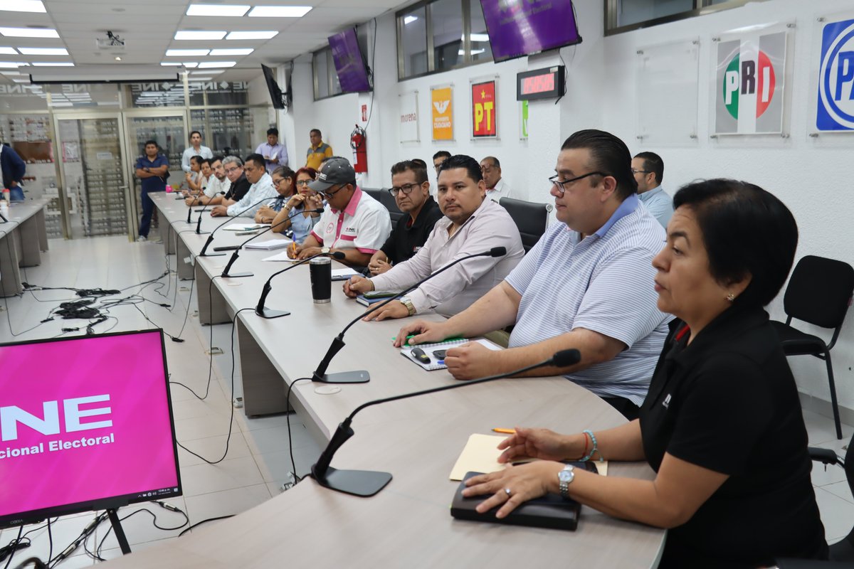 INE_TABASCO's tweet photo. Vocales de la Junta Local Ejecutiva, encabezados por la Vocal Ejecutiva del #INE #TABASCO, Elizabeth Tapia Quiñones coordinaron la reunión de trabajo y preparación, para la certificación de asamblea que se llevará a cabo el próximo sábado 18 de octubre. https://t.co/UkGYX62ENa