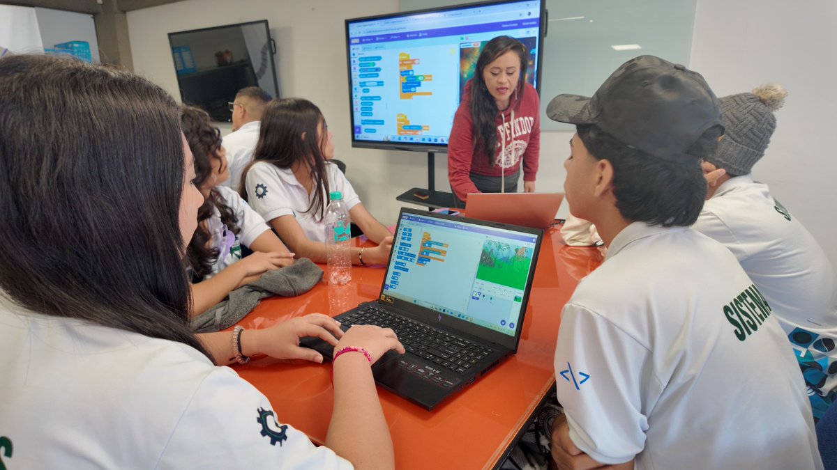 CompuParaEducar's tweet image. 💻 ¡Programar también es jugar!
Estudiantes de la IE José Antonio Galán de Puerto Boyacá (#Boyacá), participaron en un taller interactivo donde exploraron el mundo de la programación usando #Scratch.
Aprendieron mientras creaban videojuegos educativos.