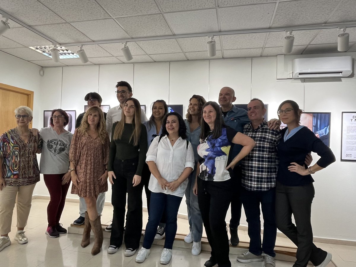 Junto a Lupe Amor, @guadalmor en la obligatoria visita por el Centro Cultural “La Estación” 🚊 para ver la Exposición Fotográfica “Cuerpos y Miradas” de la escuela Zoom Hélicon con @pantaleonr Fernando Pantaleón a la cabeza y la colaboración de @pilaralvarez.a  Pilar Álvarez.