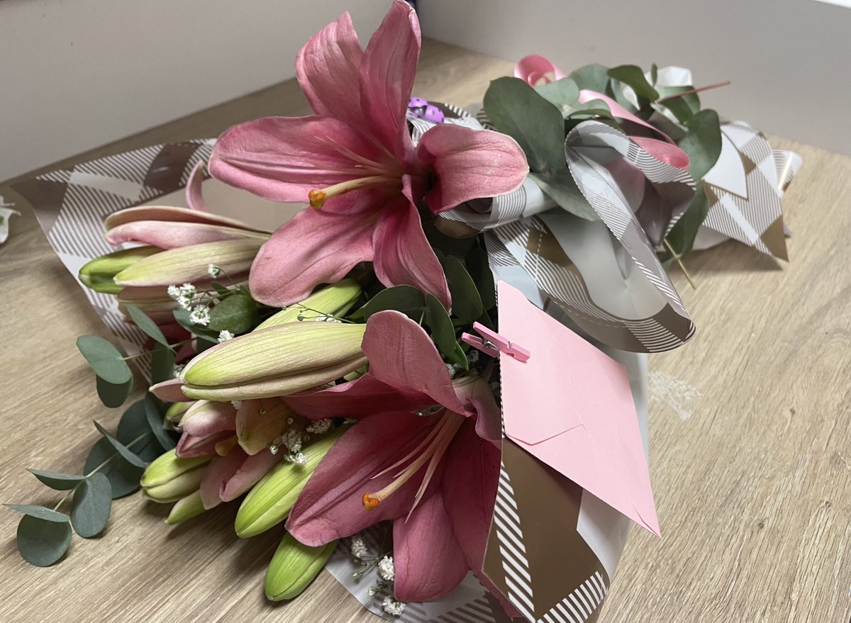 sadece headerimda asiri guzel durur diye düşünüp koymustum 🥹 sevilmek cok guzel bi duygu