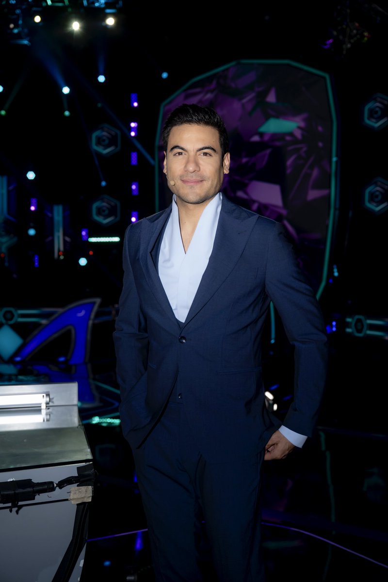 eslamascara's tweet photo. ¡Con ustedes el señor intuición, @_CarlosRivera ! 👀✨ ¿Qué les pareció su outfit en el primer programa? 💖

🎭🔍 ¿#QuiénEsLaMáscara?, disponible en @Canal_Estrellas , @Univision y @vix https://t.co/BYLnrfJrvB