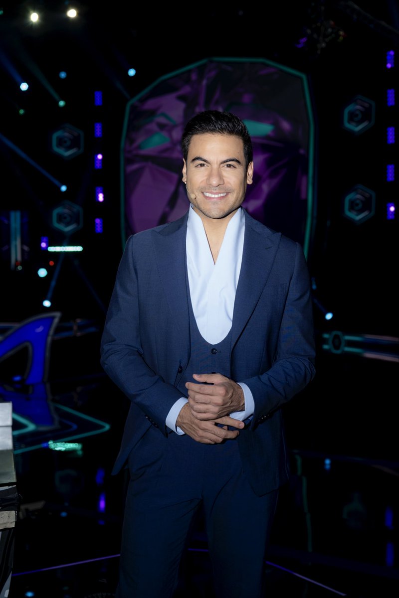¡Con ustedes el señor intuición, <a href="/_CarlosRivera/">Carlos Rivera</a> ! 👀✨ ¿Qué les pareció su outfit en el primer programa? 💖

🎭🔍 ¿#QuiénEsLaMáscara?, disponible en <a href="/Canal_Estrellas/">Las Estrellas</a> , <a href="/Univision/">Univision</a> y @vix