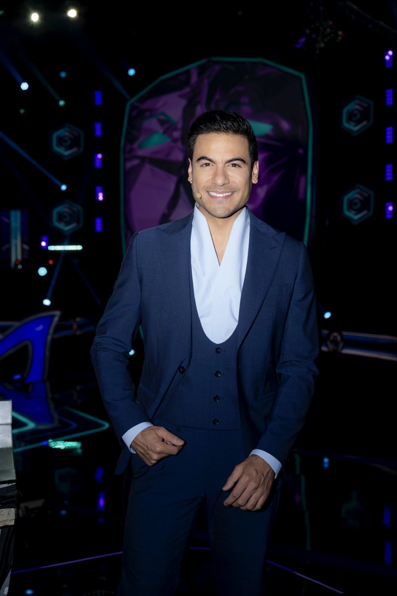 eslamascara's tweet photo. ¡Con ustedes el señor intuición, @_CarlosRivera ! 👀✨ ¿Qué les pareció su outfit en el primer programa? 💖

🎭🔍 ¿#QuiénEsLaMáscara?, disponible en @Canal_Estrellas , @Univision y @vix https://t.co/BYLnrfJrvB