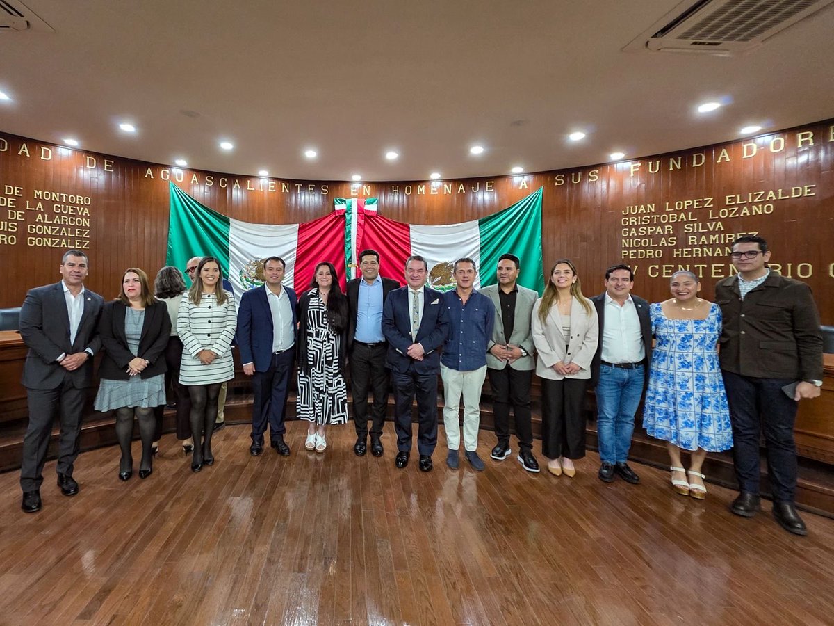 ✍🏻🤝🏻 Firmamos un convenio de promoción turística con el Municipio de Zacatecas.

Me dio mucho gusto recibir al Lic. Miguel Varela Pinedo, Presidente Municipal de Zacatecas, así como a integrantes de su Cabildo y Gabinete.

¡Bienvenidos a la tierra de la gente buena!