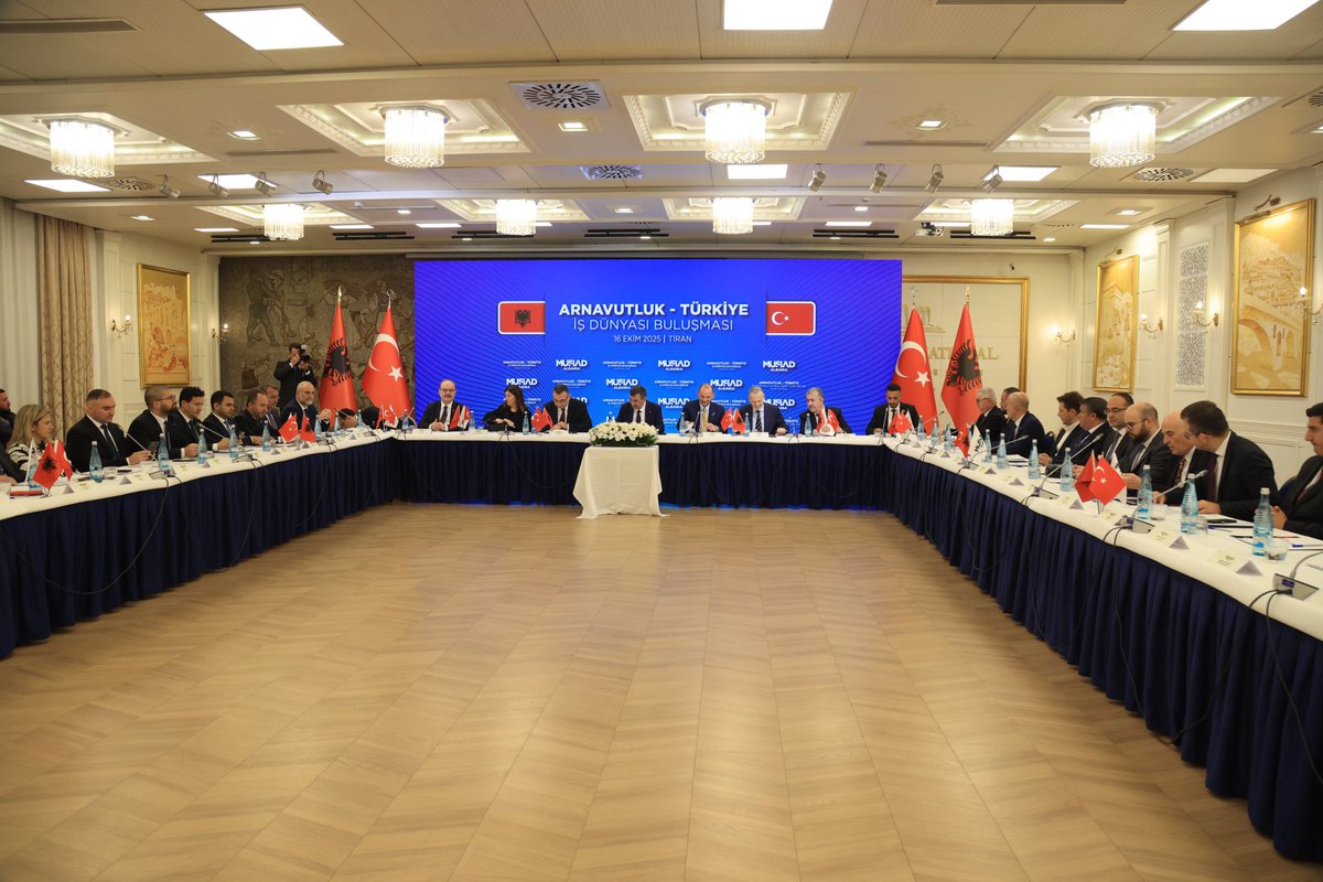 BurhanOzdemirTR's tweet photo. Tiran’da yarın düzenleyeceğimiz forum öncesi Cumhurbaşkanı Yardımcımız Sayın Cevdet Yılmaz’ın (@_cevdetyilmaz) teşrifleriyle, MÜSİAD Arnavutluk (@musiadalbania) Şubemizin ev sahipliğinde düzenlediğimiz ve hem Türkiye hem de Arnavutluk’taki iş dünyasının temsilcilerinin yanı sıra Bakan Yardımcılarımızın da katıldığı Arnavutluk – Türkiye İş Dünyası Buluşması programını gerçekleştirdik.

İki ülke arasındaki köklü dostluk, bugün ticaret ve yatırımlar alanında somut iş birlikleriyle daha da güçleniyor.

MÜSİAD olarak; Türkiye–Arnavutluk ekonomik ilişkilerini daha ileriye taşımak, karşılıklı yatırım fırsatlarını derinleştirmek, güçlü olunan sektörlerin karşılıklı etkileşimi ve bölgesel kalkınmayı ortak hedef hâline getirmek için çalışmalarımızı kararlılıkla sürdürüyoruz.

Programımıza teşrifleri için Cumhurbaşkanı Yardımcımız Sayın Cevdet Yılmaz’a şükranlarımızı sunuyor, programın her iki ülke iş dünyası için hayırlara vesile olmasını diliyoruz.