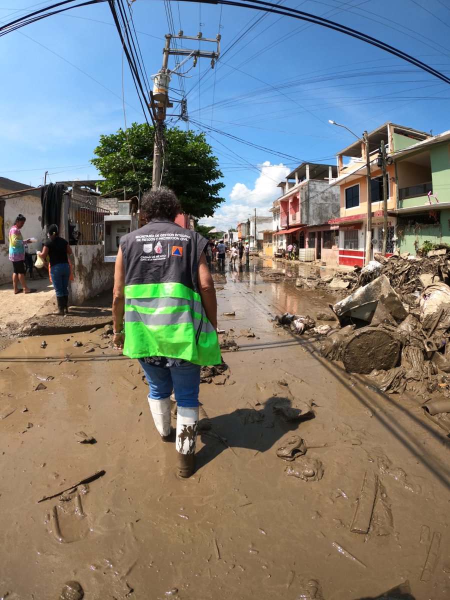 SGIRPC_CDMX's tweet photo. Este jueves continuamos apoyando a la población de Veracruz, específicamente a los habitantes de la colonia Infonavit Las Gaviotas, uno de los lugares más afectados de Poza Rica.
Personal de Secretaría de Obras y Servicios de la Ciudad de México @SOBSECDMX, Sistema de Aguas de la Ciudad de México @SEGIAGUA y de la SGIRPC⛑️🦺, nos mantenemos laborando con acciones de limpieza, desazolve y retiro de basura.
#TrabahandoJuntos #LaPrevenciónEsNuestraFuerza