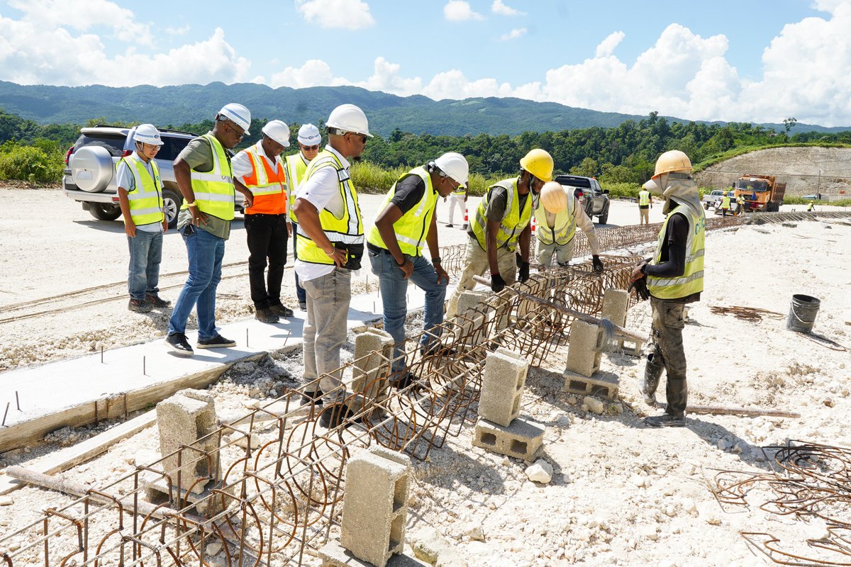 Yesterday, Minister with Portfolio Responsibility for Works, Robert Morgan, toured the Montego Bay Perimeter Road Project alongside NROCC Managing Director Stephen Edwards, engineers from CHEC and SJE, to review the progress of works.

#NROCC #MontegoBayPerimeterRoad