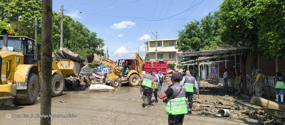 SGIRPC_CDMX's tweet photo. Este jueves continuamos apoyando a la población de Veracruz, específicamente a los habitantes de la colonia Infonavit Las Gaviotas, uno de los lugares más afectados de Poza Rica.
Personal de Secretaría de Obras y Servicios de la Ciudad de México @SOBSECDMX, Sistema de Aguas de la Ciudad de México @SEGIAGUA y de la SGIRPC⛑️🦺, nos mantenemos laborando con acciones de limpieza, desazolve y retiro de basura.
#TrabahandoJuntos #LaPrevenciónEsNuestraFuerza