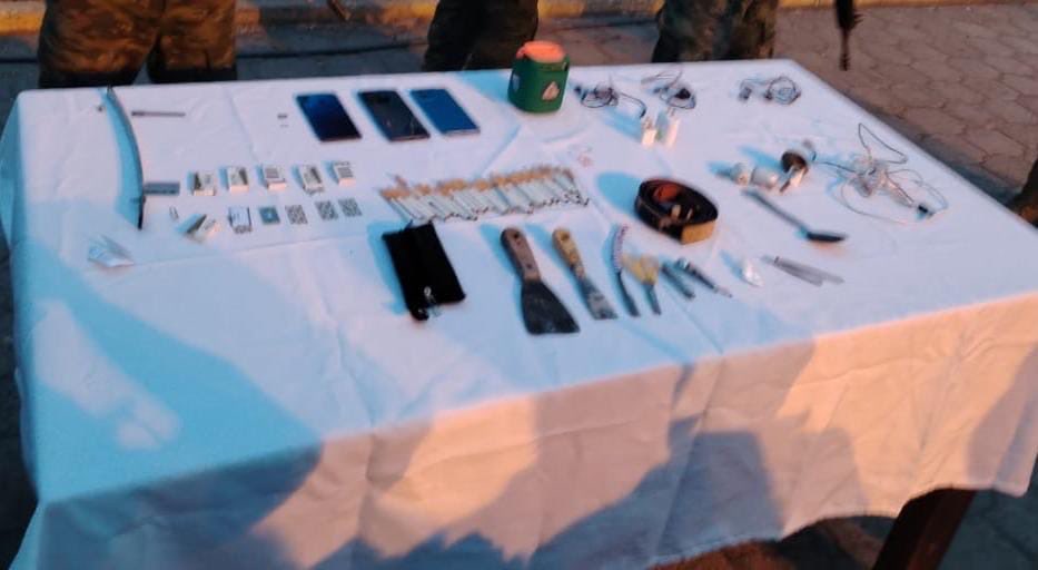 La #Policía y las Fuerzas Armadas, efectuaron esta mañana una intervención simultánea en la cárcel de #Chimborazo. 
Objetos incautados: 
03 teléfonos celulares
01 memoria usb
03 cables y auriculares de teléfonos celulares
02 cargadores
01 parlante de música
40 cigarrillos