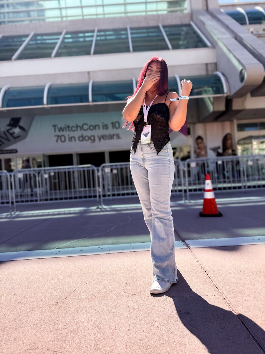 We made it to twitch con and Badge acquired! 💜💜