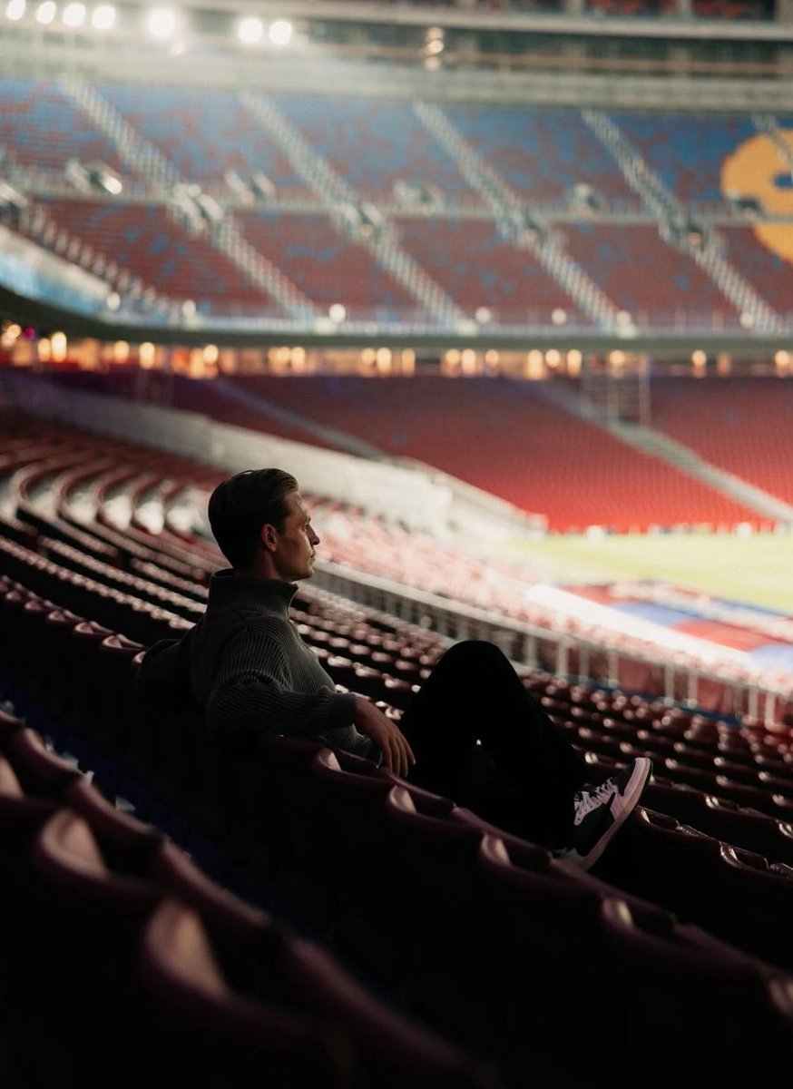 El aura que tiene esta foto de Frenkie en el Camp Nou🥶