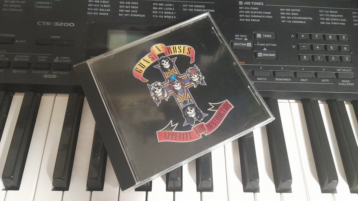 📝 Recomendación diaria #100
🎶 Appetite for Destruction – Guns N’ Roses (1987)

🔫 El inmejorable debut de los Guns N’ Roses. 🌹

💯 Para celebrar las 100 recomendaciones, os dejo con mi álbum favorito y el más importante de toda mi vida.

🎧 Canción recomendada: Nightrain