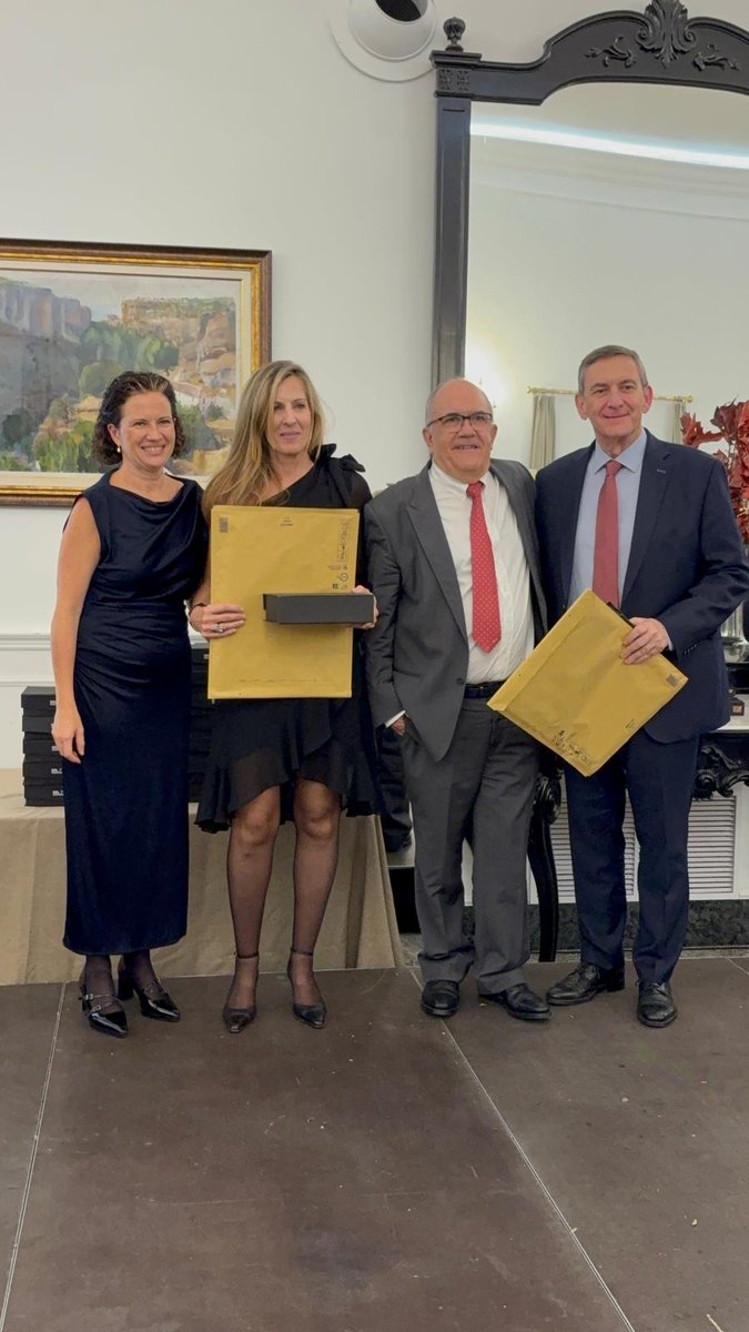 Premio al proyecto de inflamación y riesgo cardiovascular en personas #trans, entregado por la Fundación SEEN a dos personas a las que les debo tanto como son los doctores Milagros Rocha y Carlos Morillas.
Un verdadero orgullo formar parte.
 #EmbajadorSEEN #SEEN2025