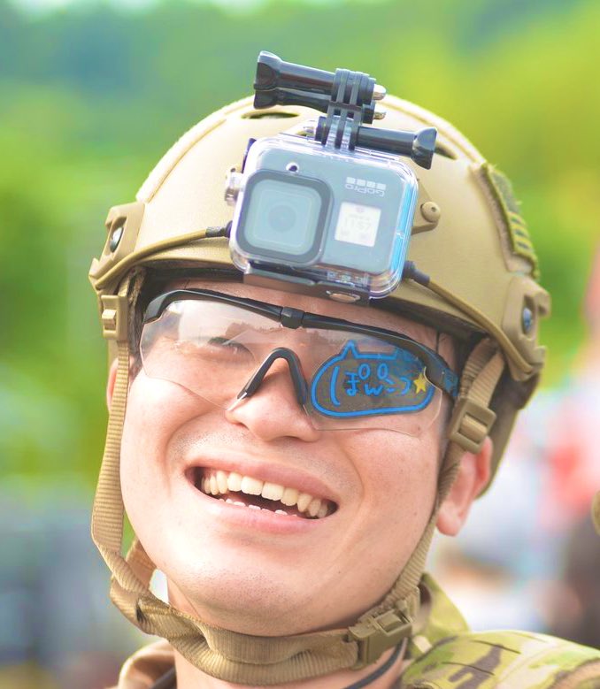 RqDsyN1rmnyvB1D's tweet image. 実はれぼはちさんのシールとパッチを
ジャンケン大会でもらいまして
「今日はこれをおデコに
貼りながらサバゲーしよw」
ってふざけていた結果w
シールが汗で落ちて
視界半分のハンデありサバゲーになったという
おバカ話w( ̄▽ ̄)