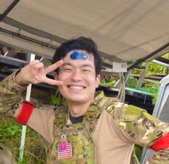 RqDsyN1rmnyvB1D's tweet image. 実はれぼはちさんのシールとパッチを
ジャンケン大会でもらいまして
「今日はこれをおデコに
貼りながらサバゲーしよw」
ってふざけていた結果w
シールが汗で落ちて
視界半分のハンデありサバゲーになったという
おバカ話w( ̄▽ ̄)