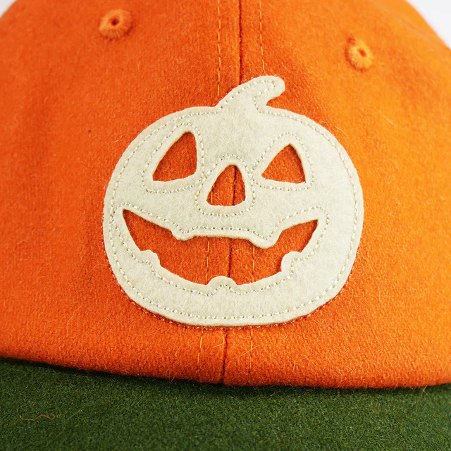 「Sleek... sexy... spooky. The Pumpkin Hat」|The Yetee 🌈のイラスト