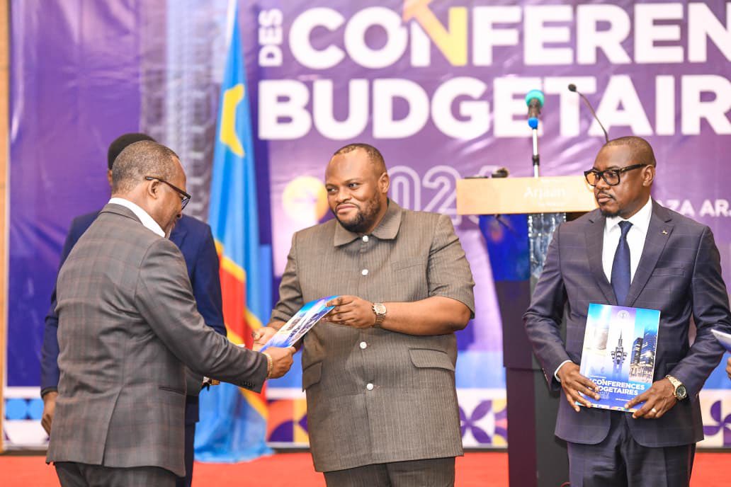GouvernoratK's tweet photo. Kinshasa | Ce jeudi 16 octobre 2025, le gouverneur de Kinshasa, Daniel Bumba, a donné le coup d’envoi des conférences budgétaires 2026. Objectif : élaborer un avant-projet d’Édit budgétaire réaliste, ambitieux et adapté aux défis actuels de la capitale congolaise.

Lors de son discours d’ouverture, le gouverneur a souligné l’importance cruciale de ces assises, prévues du 20 octobre au 30 novembre, pour traduire en chiffres la vision de développement de Kinshasa, appelant à une mobilisation collective pour faire de cet exercice une réussite.

S.E. Daniel Bumba a exhorté les divisions urbaines et les services d’assiettes à présenter des prévisions basées sur des données fiables et des propositions innovantes. Il a également insisté sur l’implication active de la société civile pour garantir une gestion transparente des finances publiques, renforçant ainsi la confiance des Kinois.

#KinshasaEzoBonga