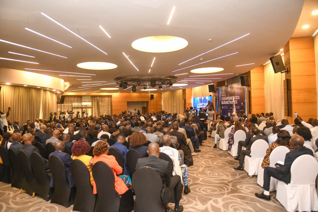 GouvernoratK's tweet photo. Kinshasa | Ce jeudi 16 octobre 2025, le gouverneur de Kinshasa, Daniel Bumba, a donné le coup d’envoi des conférences budgétaires 2026. Objectif : élaborer un avant-projet d’Édit budgétaire réaliste, ambitieux et adapté aux défis actuels de la capitale congolaise.

Lors de son discours d’ouverture, le gouverneur a souligné l’importance cruciale de ces assises, prévues du 20 octobre au 30 novembre, pour traduire en chiffres la vision de développement de Kinshasa, appelant à une mobilisation collective pour faire de cet exercice une réussite.

S.E. Daniel Bumba a exhorté les divisions urbaines et les services d’assiettes à présenter des prévisions basées sur des données fiables et des propositions innovantes. Il a également insisté sur l’implication active de la société civile pour garantir une gestion transparente des finances publiques, renforçant ainsi la confiance des Kinois.

#KinshasaEzoBonga