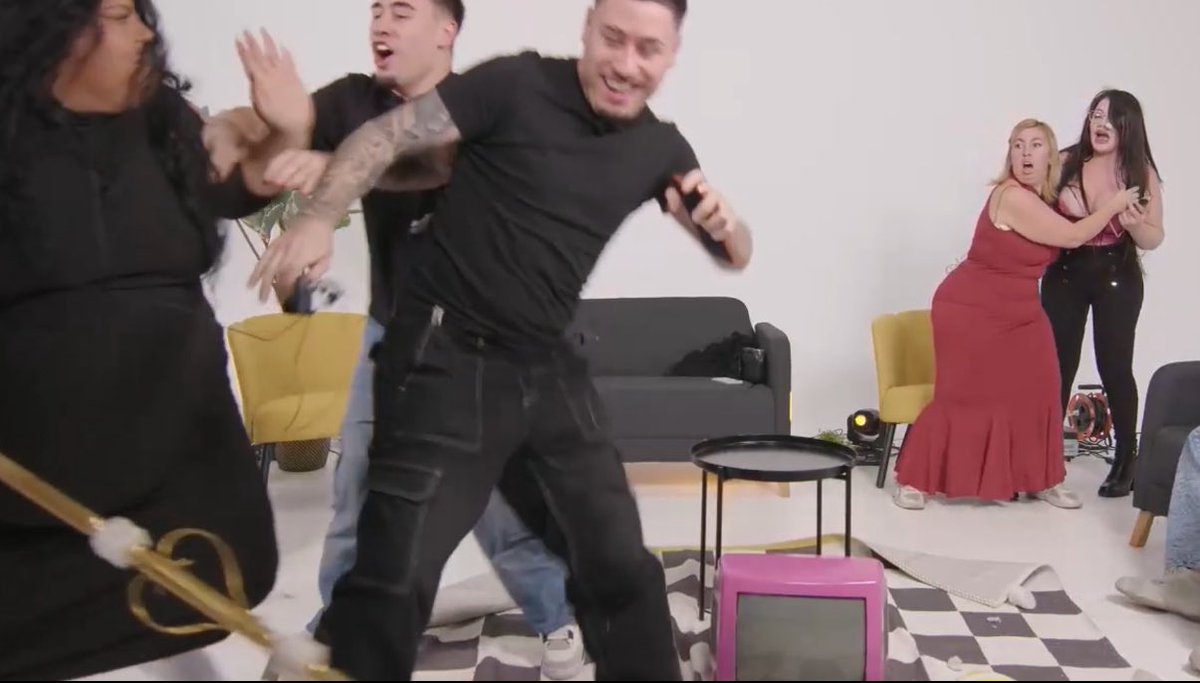 ES QUE ES BUENÍSIMO 😂
 #LaCasaDeLosGemelos