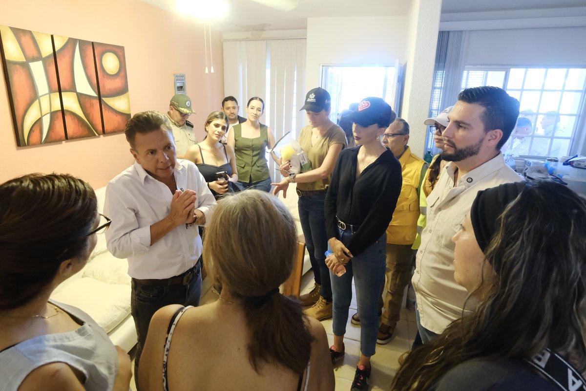 PabloLemusN's tweet photo. Visitamos junto con elementos de @PCJalisco, las colonias afectadas por las lluvias ocasionadas por el Huracán Priscilla y la Tormenta Tropical Raymond para evaluar los daños y escuchar las necesidades de las y los vallartenses.

Se siguen realizando labores de saneamiento e inspección a viviendas, así como Brigadas Yo Jalisco, encabezadas por el Dr. @HectorRaulPG, para brindar atención a quienes lo necesiten; de igual forma tenemos un equipo del @DIFJalisco entregando provisiones y brindando ayuda a las y los damnificados. 

En Jalisco hacemos equipo por nuestra gente, en colaboración con el Gobierno de Puerto Vallarta y la diputada local @YussaraCG, seguiremos brindando apoyos para desazolva, menaje y recuperación de su patrimonio.