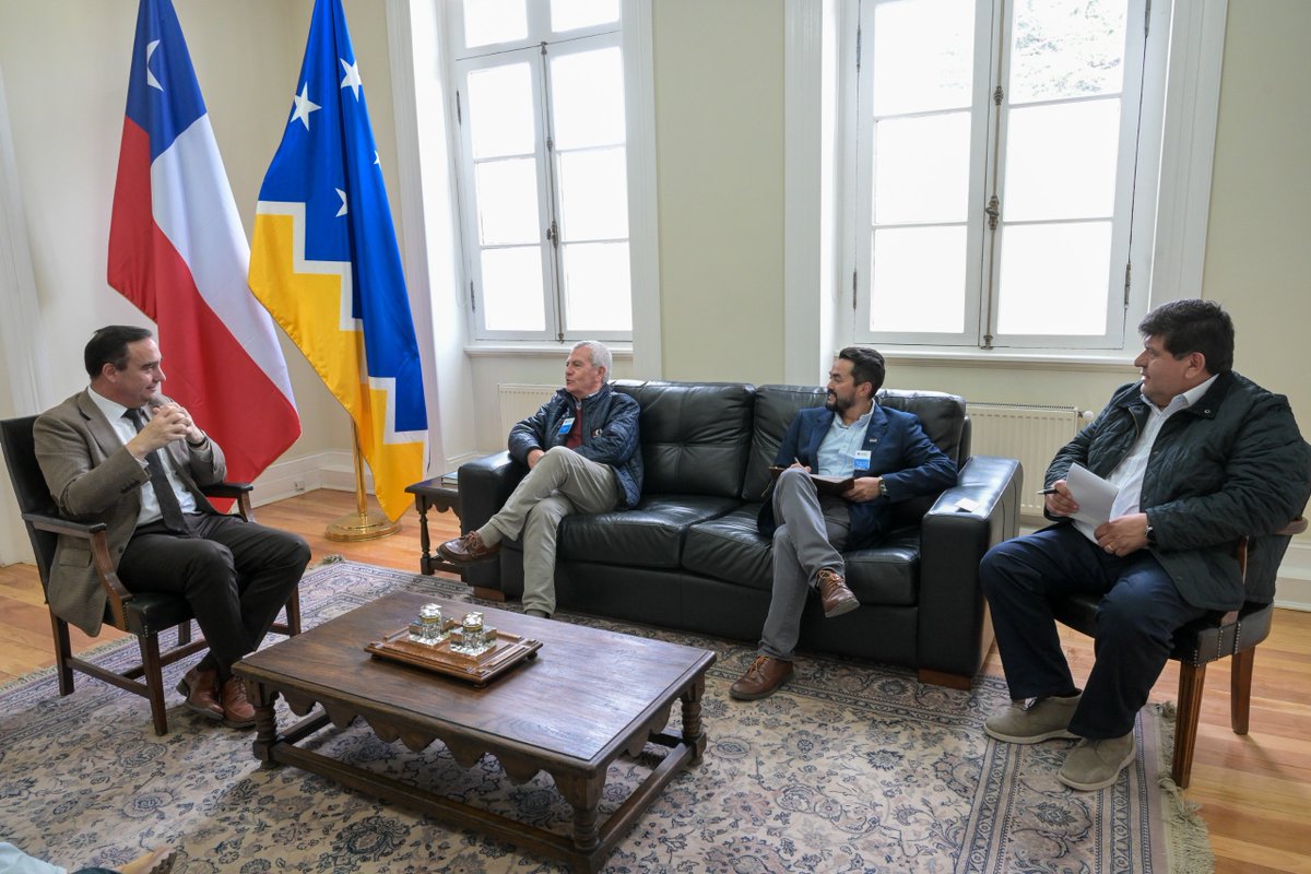 El presidente de la <a href="/CChC_Chile/">Cámara Chilena de la Construcción</a> , Alfredo Echavarría, y la Mesa Directiva Regional CChC se reunieron con el Gobernador de #Magallanes, Jorge Flies, para tratar temas del sector como la creación de una mesa de trabajo con GORE, SERVIU y CChC, incertidumbre jurídica y fondos PEDZE.
