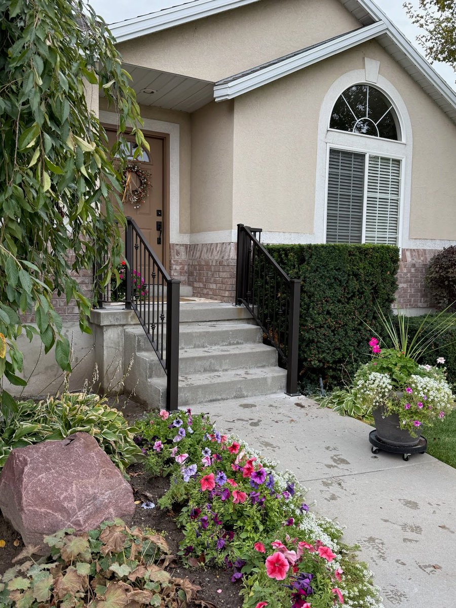 WesternFenceUT's tweet image. Sleek, strong, and stylish ✨
This custom black aluminum railing with ornate knuckles adds safety and elegance to any porch or stairway. Built to impress, made to last.
#CustomRailing #AluminumRailing #WesternFenceCoUtah #CraftedToLast