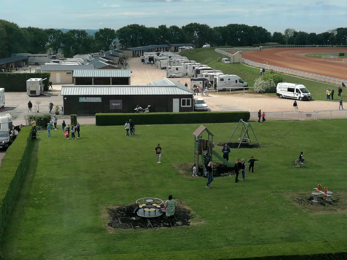📣Mesdames, messieurs les entraîneurs, n'oubliez pas d'envoyer un mail avant dimanche après-midi à courses.chevaux.cherbourg@orange.fr pour réserver un box ou une stalle et signaler si vous co-camionnez pour vous mettre côte à côte.