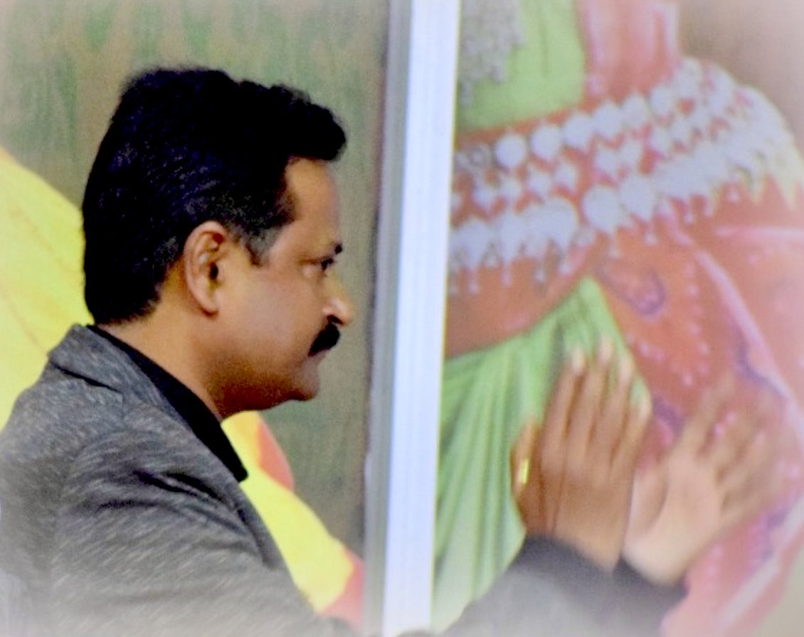 रस के लिये 
**************
जो देख रहा है 
वह जानता है,
मंच पर 
अपनी जान 
झोंक कर भी 
कलाकार 
घटिया अभिनय 
कर रहे हैं,
नाटक ख़त्म 
होने पर 
तालियाँ बजा 
देता है 
शिष्टाचार में। 

जैसे टिकट 
ख़रीद कर 
थियेटर में 
गया व्यक्ति,
मध्यांतर तक 
यह रहस्य 
जान कर भी 
कि हत्या 
किस किरदार