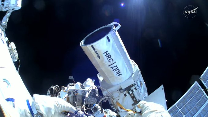 anajuliabanlei's tweet photo. Completada con éxito la #EVA63 del segmento ruso: Serguéi Ryzhikov y Alexéi Zubritsky trabajaron 6 horas, 9 minutos el 16 de octubre en el exterior de la ISS, instalando un experimento de cristales semiconductores, retirando una cámara y limpiando las ventanas del módulo Zvezda. https://t.co/mrSM7o1TPe