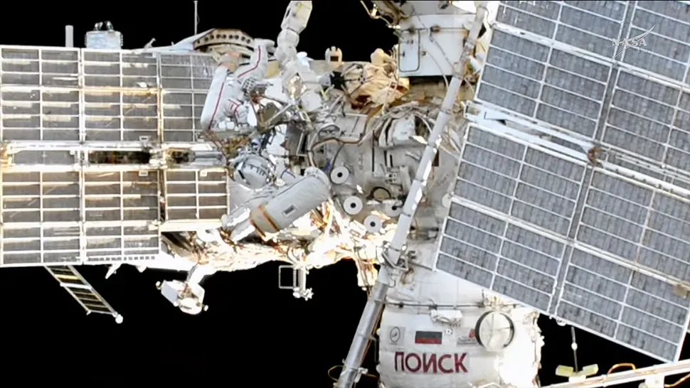 anajuliabanlei's tweet photo. Completada con éxito la #EVA63 del segmento ruso: Serguéi Ryzhikov y Alexéi Zubritsky trabajaron 6 horas, 9 minutos el 16 de octubre en el exterior de la ISS, instalando un experimento de cristales semiconductores, retirando una cámara y limpiando las ventanas del módulo Zvezda. https://t.co/mrSM7o1TPe