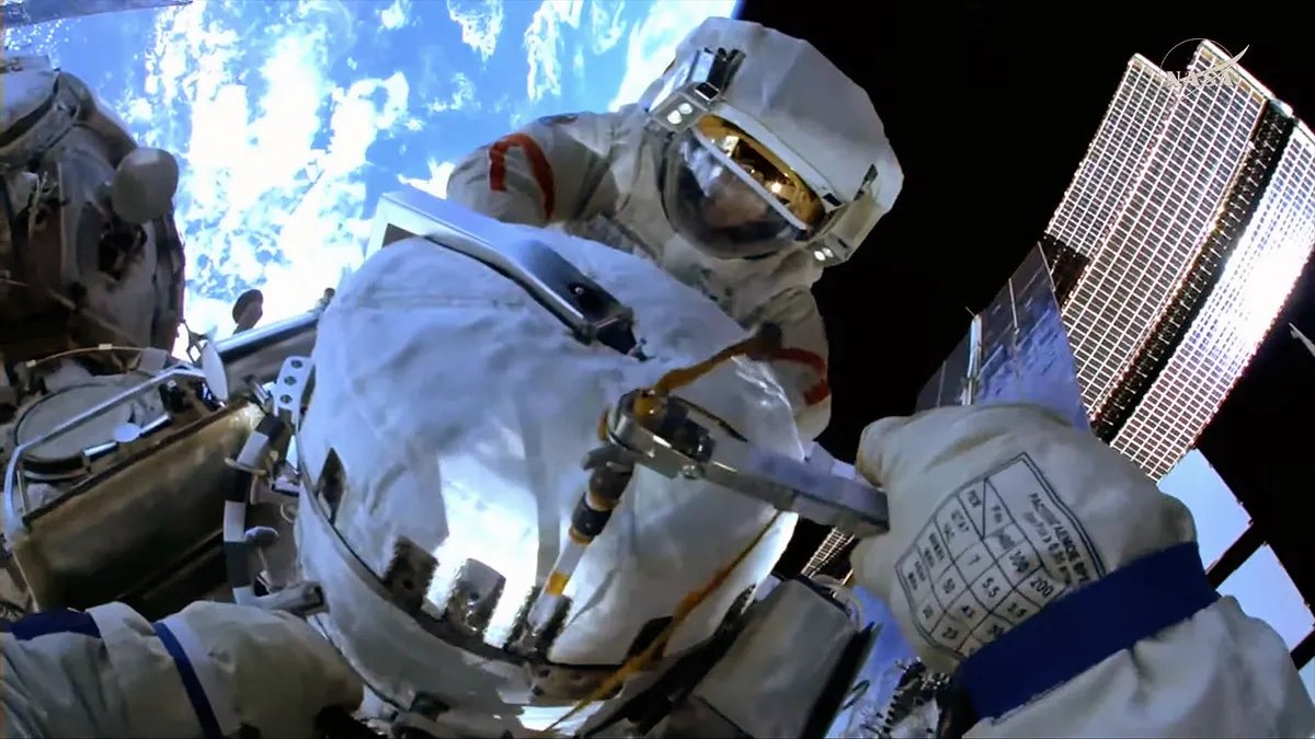 anajuliabanlei's tweet photo. Completada con éxito la #EVA63 del segmento ruso: Serguéi Ryzhikov y Alexéi Zubritsky trabajaron 6 horas, 9 minutos el 16 de octubre en el exterior de la ISS, instalando un experimento de cristales semiconductores, retirando una cámara y limpiando las ventanas del módulo Zvezda. https://t.co/mrSM7o1TPe