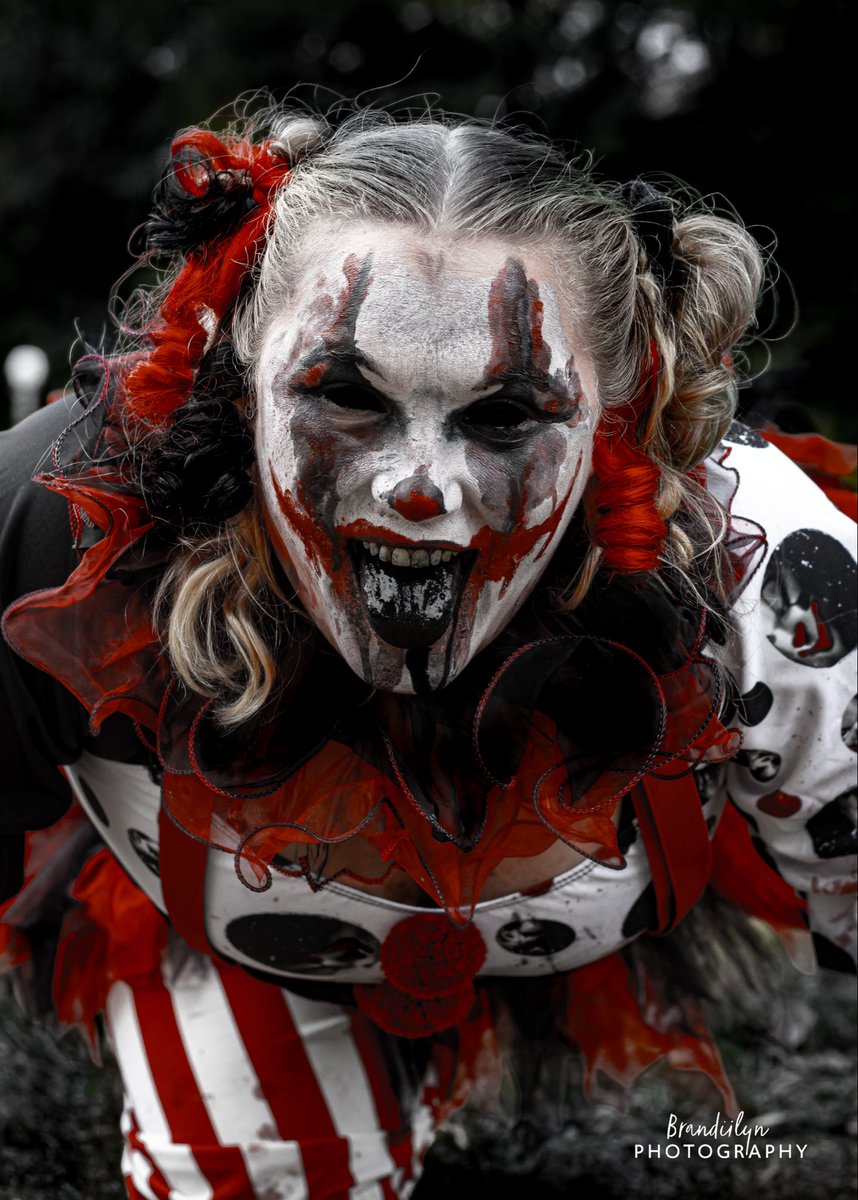 midnite_mystery's tweet photo. Welcome to the late night circus 🎪 

Show some love over on Instagram — https://t.co/DOsKt8eg80

#photoshoot #photography #clown #circus #psychocircus #clowncore #clownphotoshoot #brandiilynphotography #themedphotography #halloween #spookyseason #creepy #fxmakeup #fakeblood https://t.co/Pd9DkQKAPM