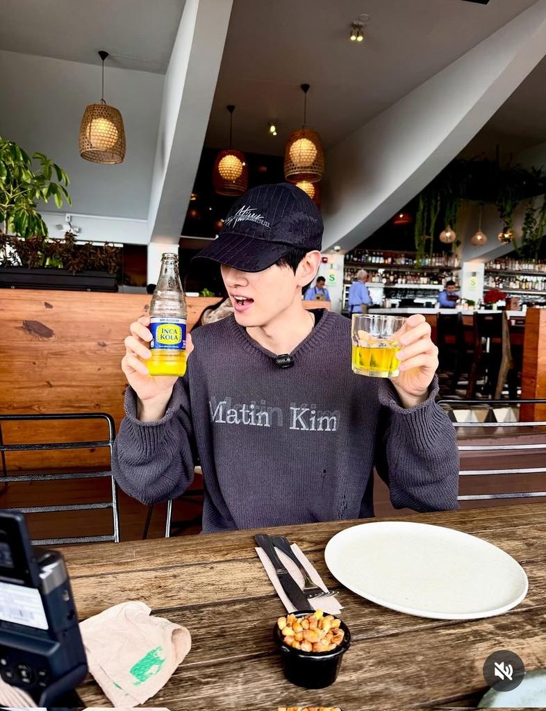 Dolcecerezo's tweet photo. HYUKJAE TE AMO 😭💙 GRACIAS POR PROBAR NUESTRA COMIDA
#sS10inPeru #SS10inLima https://t.co/rGtYnJgLKF