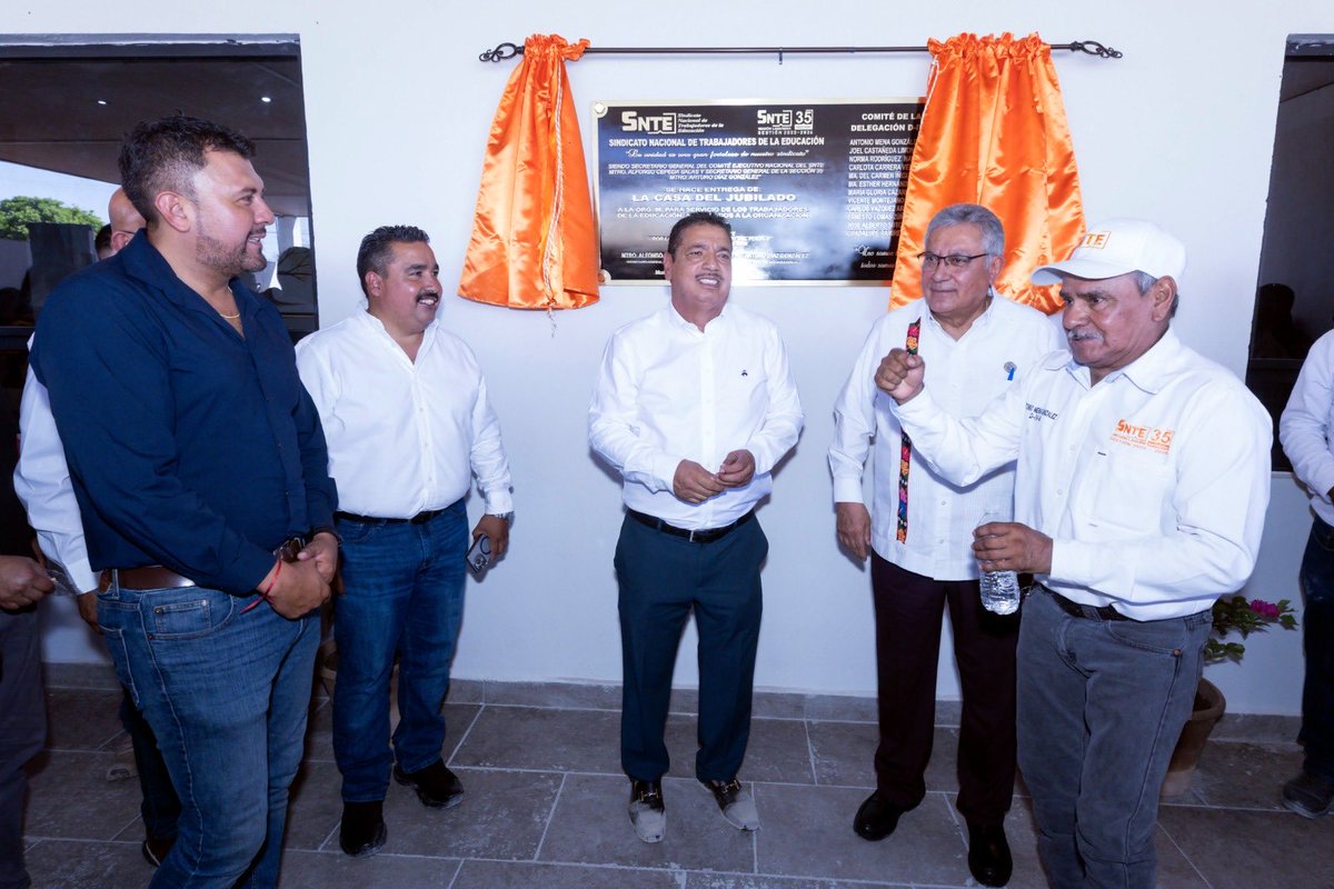 Gracias a la solidaridad de los trabajadores de la educación, el #SNTE reunió las primeras 10 mil despensas para damnificados en Veracruz y mantiene 110 centros de acopio para los afectados en otros estados, señaló su dirigente, Mtro. Alfonso Cepeda Salas.
bit.ly/3J8QIBt