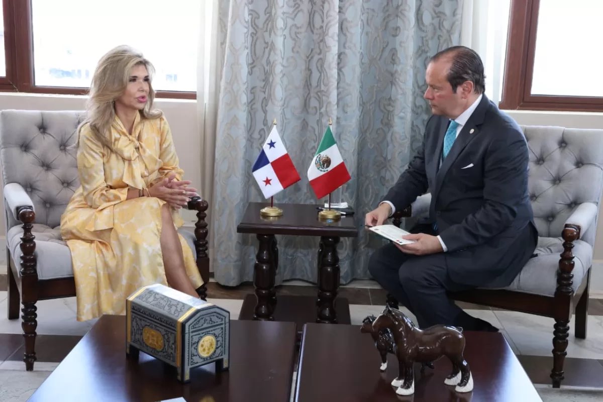 CancilleriaPma's tweet photo. Durante la ceremonia protocolar, se abordaron temas de inversión, migración y cooperación. Panamá invitó a México a sumarse al Tratado de Neutralidad del Canal y a participar en la Cumbre del Bicentenario del Congreso Anfictiónico en el 2026. https://t.co/GMowuzyBlR