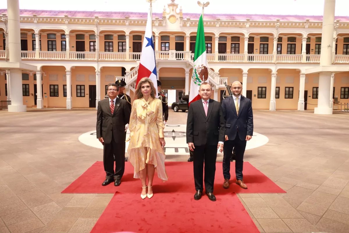 CancilleriaPma's tweet photo. Durante la ceremonia protocolar, se abordaron temas de inversión, migración y cooperación. Panamá invitó a México a sumarse al Tratado de Neutralidad del Canal y a participar en la Cumbre del Bicentenario del Congreso Anfictiónico en el 2026. https://t.co/GMowuzyBlR