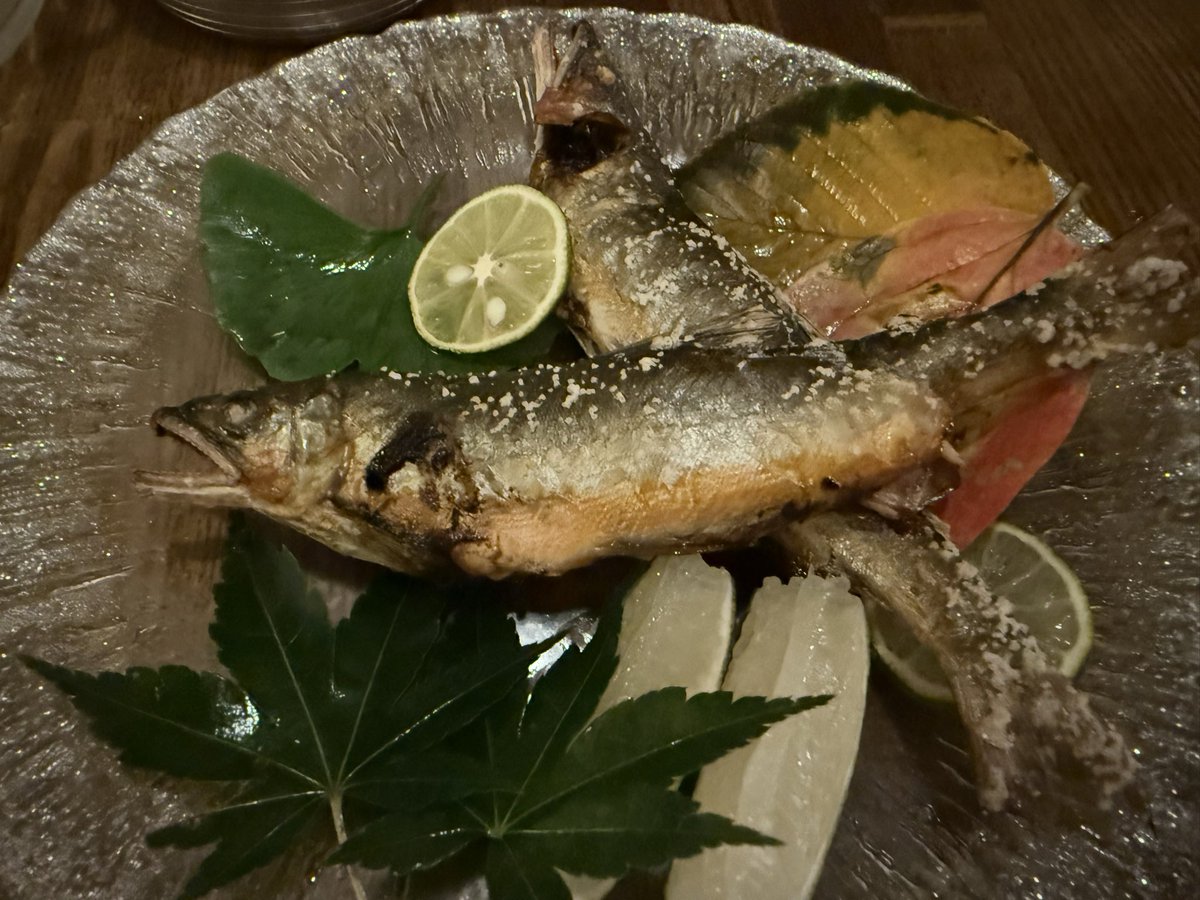 深夜の神楽坂に立派な鮎の塩焼きがありました