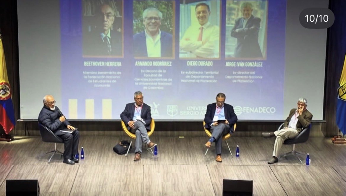 🎓💬 Nuestra Facultad de Economía estuvo presente en el XXXIX Congreso Nacional de Economía organizado por <a href="/FENADECO/">FENADECO</a> 🇨🇴✨

💡 ¡Un espacio lleno de ideas, análisis y reflexiones para l@s futur@s economistas del país! 📈📚

#economía #congresofenadeco #futuroeconómico
