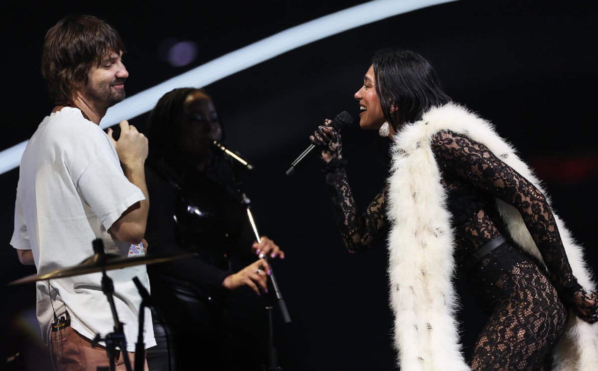 💬 | <a href="/DUALIPA/">DUA LIPA</a> and her bandleader on rehearsing the #RadicalOptimismTour cover songs (Via <a href="/Variety/">Variety</a>)

Dua: “Some are done on the day — well, not quite on the day. Usually, when we’re in soundcheck we do the song of the night and the next night’s song, even if we have a guest. But