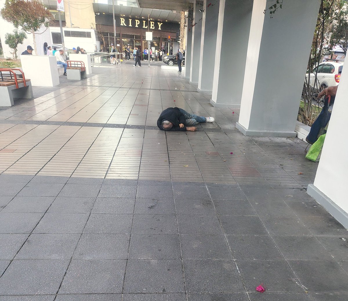 Que grato es salir del trabajo, caminar por el centro, en especial por la Plaza Condell 🤦 #Iquique así de abandonada está nuestra ciudad <a href="/IquiqueDeTodos/">Municipalidad de Iquique</a>