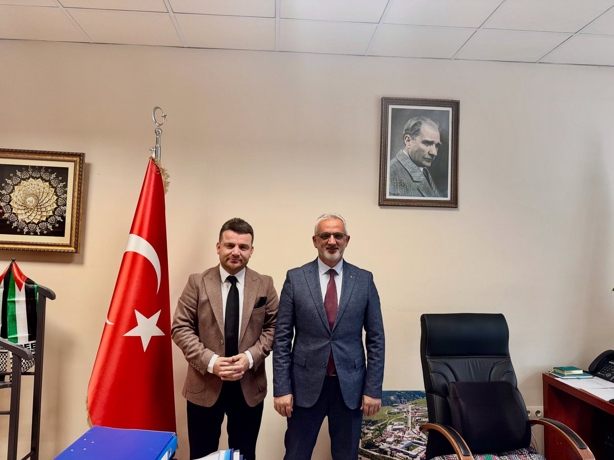 📍 Karabük 
Karabük Üniversitesi Genel Sekreteri Sayın Lütfü Köm Hocamızı ziyaret ettik.
Hocamızın engin tecrübeleri, içten sohbeti ve samimi konukseverliği bizleri fazlasıyla mutlu etti.
Güler yüzü, nezaketi ve gönülden yaklaşımıyla gerçekten örnek bir devlet adamı…
Nazik ev