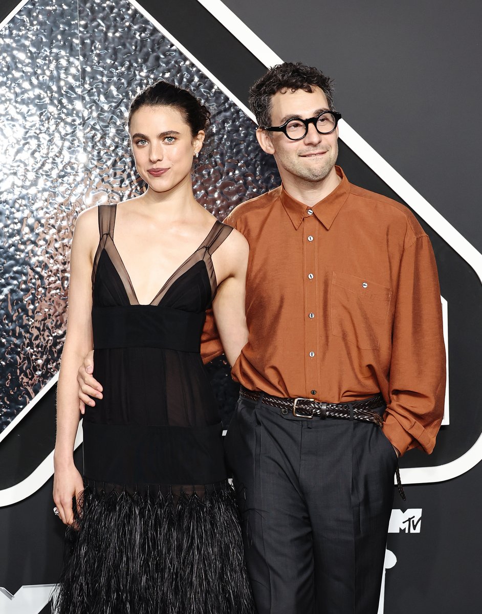 .<a href="/jackantonoff/">jackantonoff</a> talks to Hayley Williams about how sometimes it’s “really fun to rot.”

“I’m only happy if I have something on TV, something on my laptop, [and] I have my phone. My partner [Margaret Qualley] meditates and stuff. She’s not sick that way.” 

The