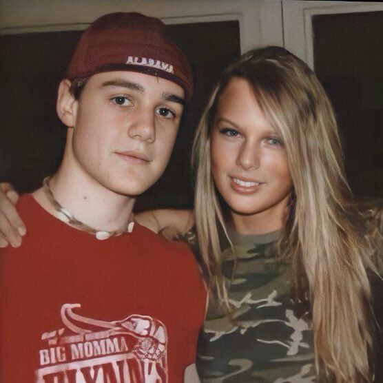 TayBackWhen's tweet photo. 💬 | Jeff Lang’s mother reacts to Taylor Swift’s “Ruin The Friendship” 

“After all this time, she hasn't forgotten about him. She's keeping his name alive. They were really good friends. That's rare these days. They hung out at her house a lot. They were always joking around with each other.”