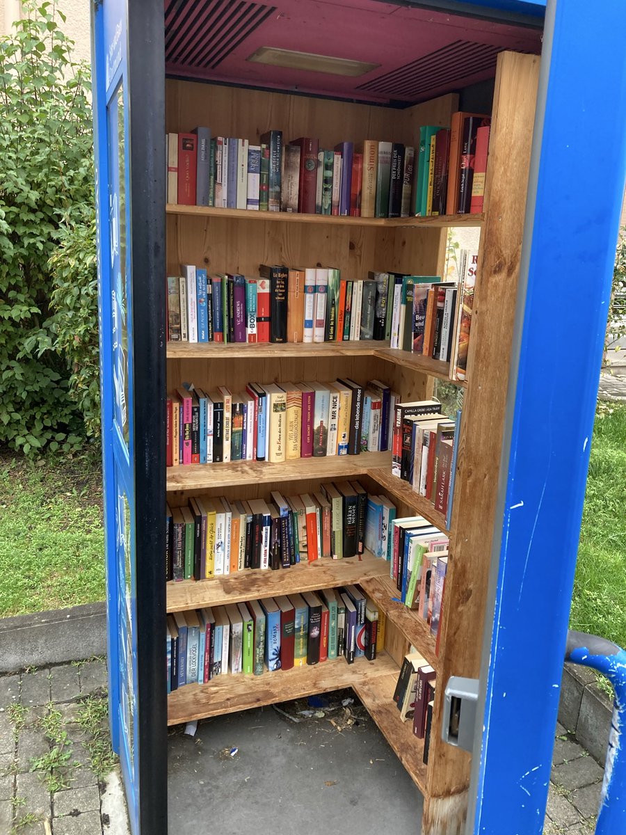 Gestern, Tatort Bücherschrank Unverhausstr. 9, 110 kg verschimmelte und nasse Bücher. Jetzt sauber. 💪