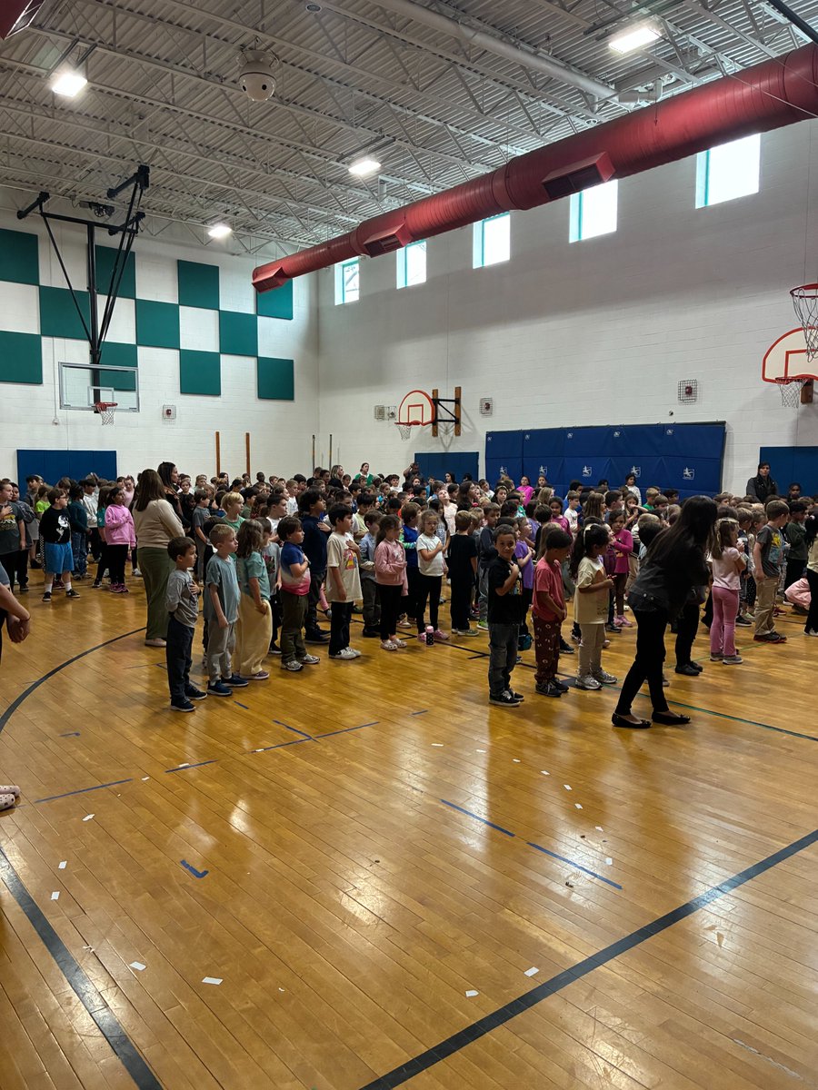Tweet_DPS's tweet photo. Highlands held their October WAM Meeting this week! 💙 Each month, the Highlands community gathers to celebrate the Highlands High Five. September’s focus was Kindness, and this month students are shifting their focus to Working Hard! #DPSPride #Highlands https://t.co/NRjzg3989f